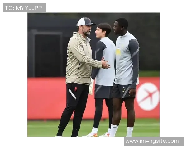 卡斯尔称赞科内特在攻防两端表现出色并展现出卓越沟通能力